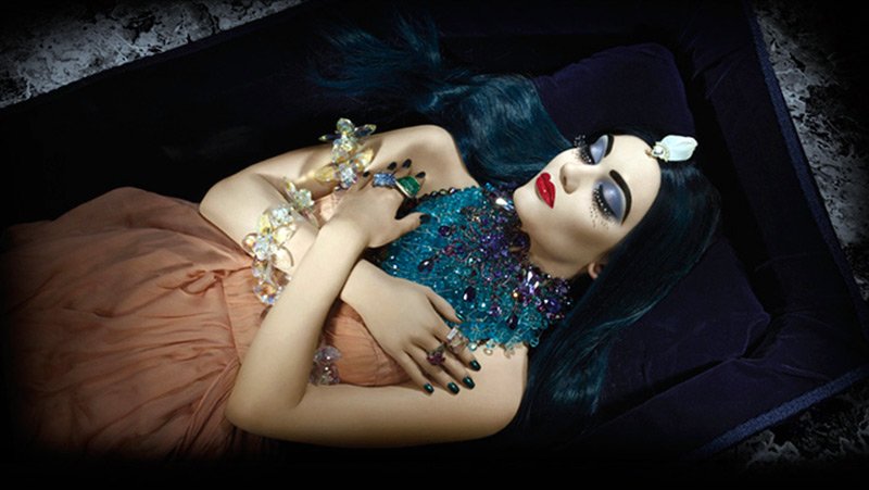 Maquillage et manucure pour les morts