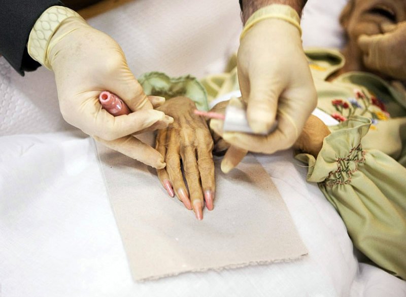 Maquillage et manucure pour les morts