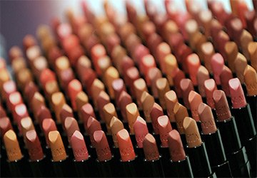 Rouge à lèvres brillant foncé