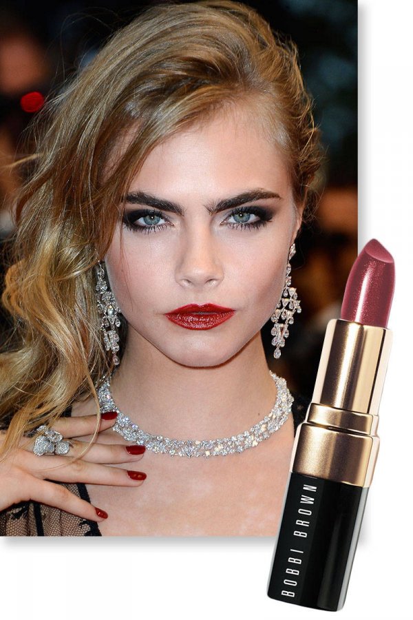 Rouge à lèvres brillant foncé et maquillage de célébrité