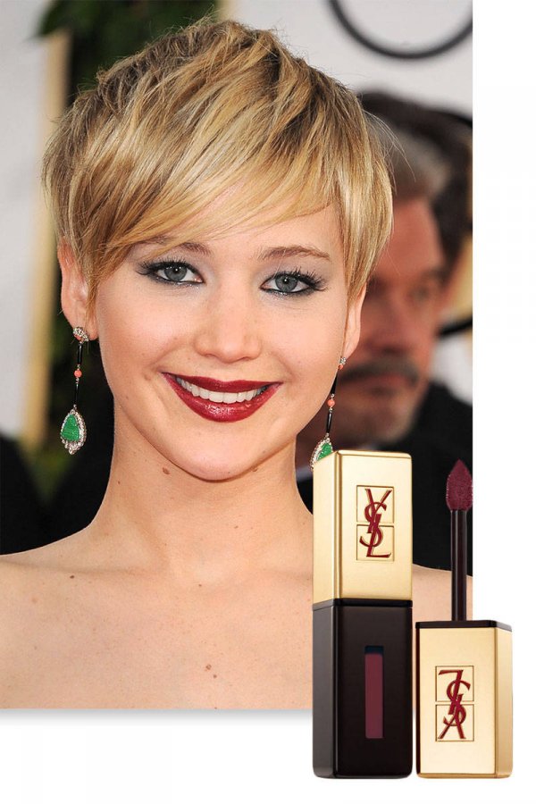 Rouge à lèvres brillant foncé et maquillage de célébrité