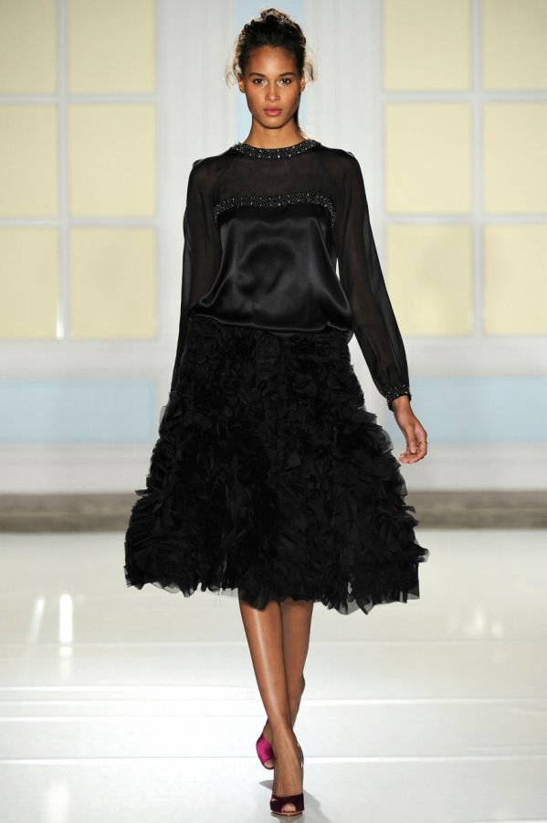 Robe noire à la mode 2026, photo