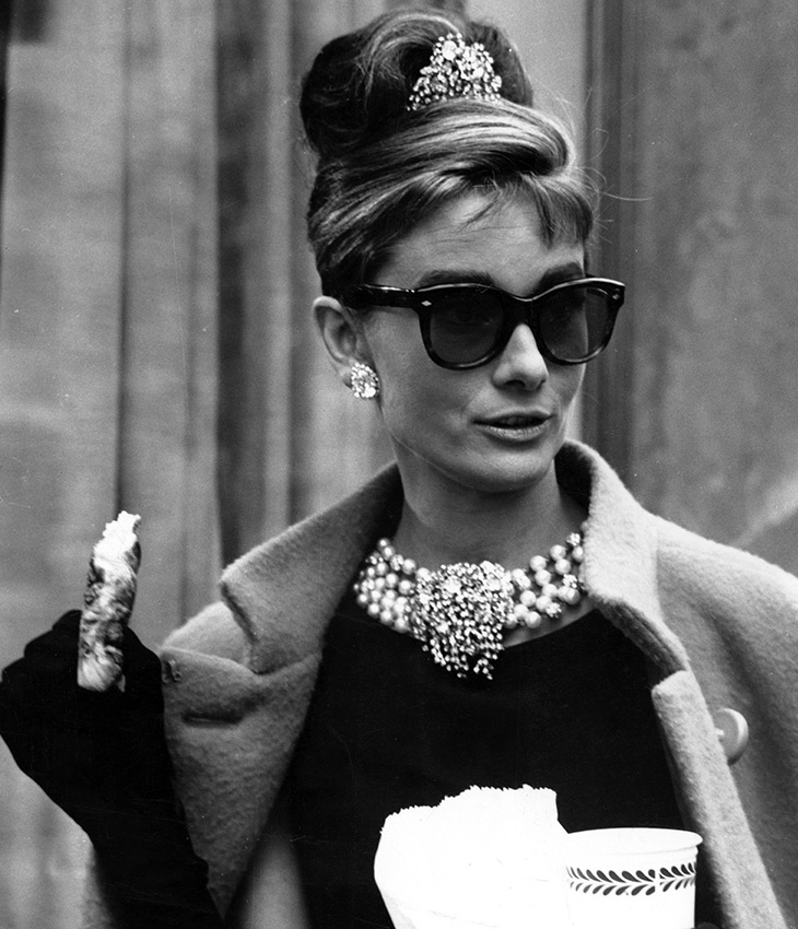 Audrey Hepburn dans Lunettes Wayfarer - la voyageuse