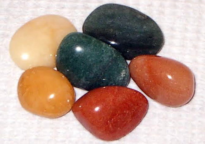Différentes couleurs de pierre aventurine