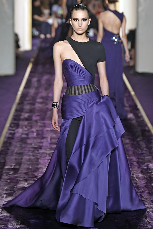 Photo d'une robe Versace violette