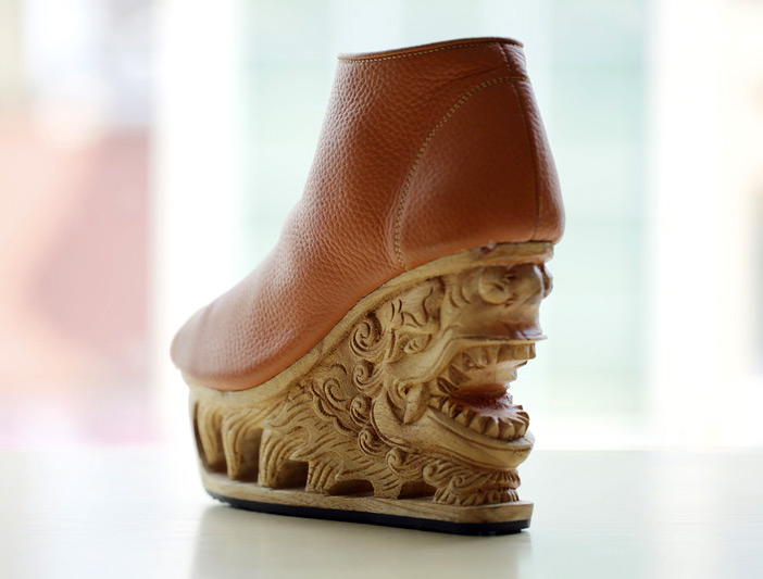 Chaussures pour femmes sur une plate-forme en bois