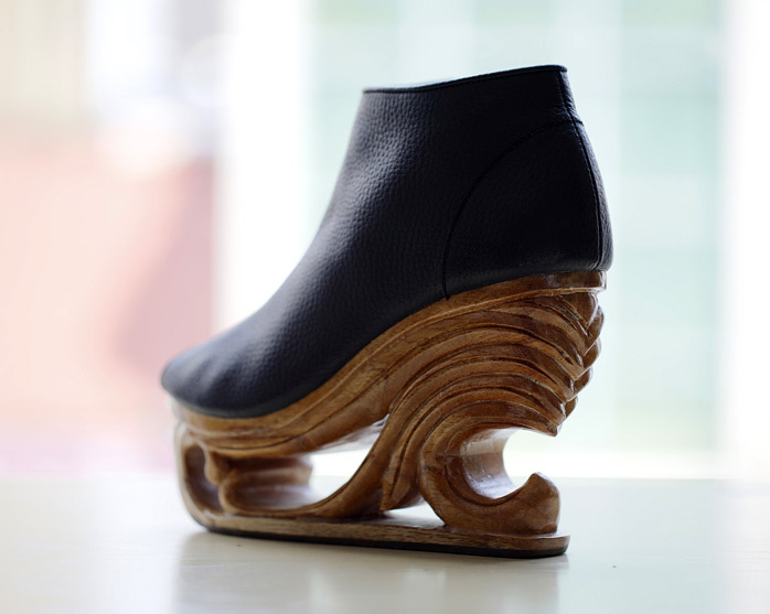 Chaussures pour femmes sur une plate-forme en bois
