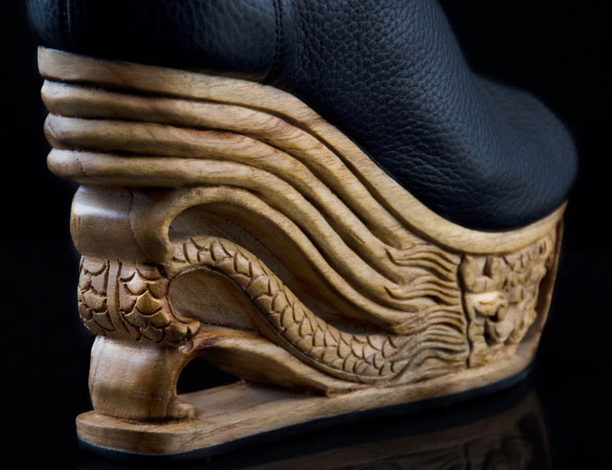 Plateforme en bois sculpté