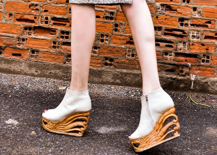 Chaussures sur une cale en bois