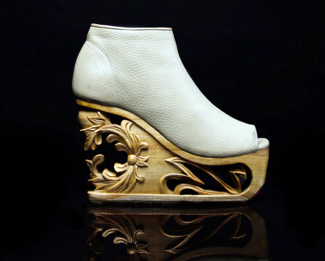Chaussures sur un coin sculpté en bois