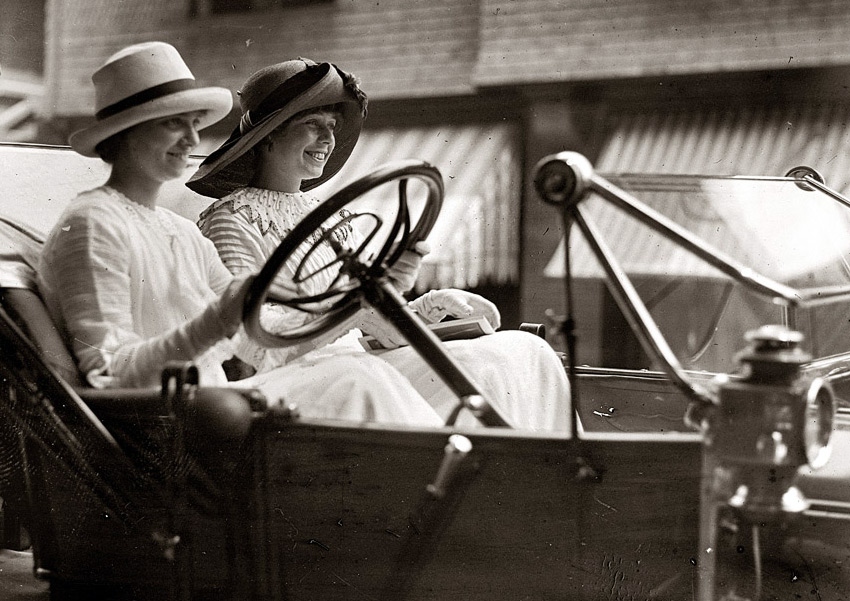 Voitures anciennes et filles