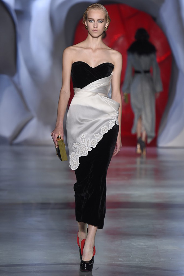 Robe noire et blanche Ulyana Sergeenko