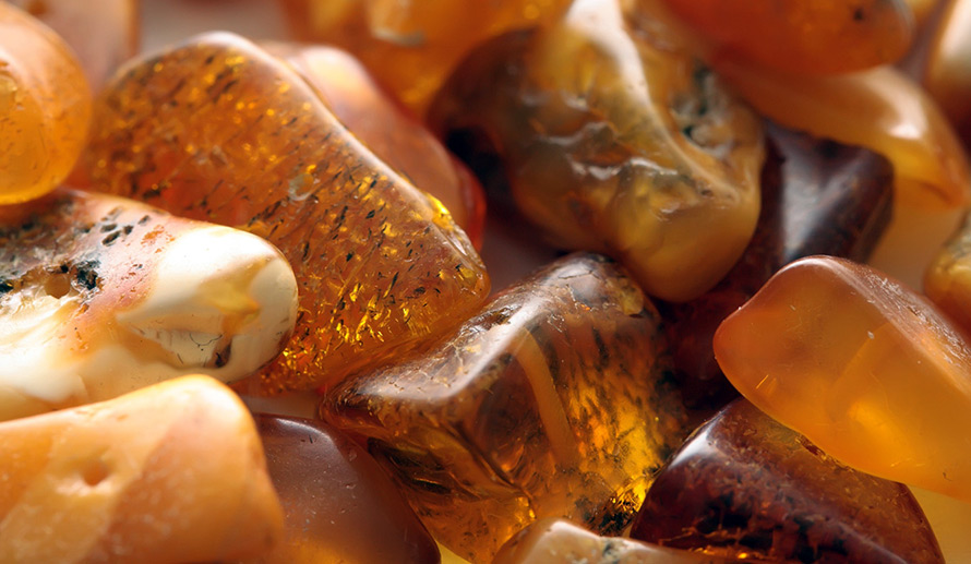 Ambre de différentes couleurs et transparence