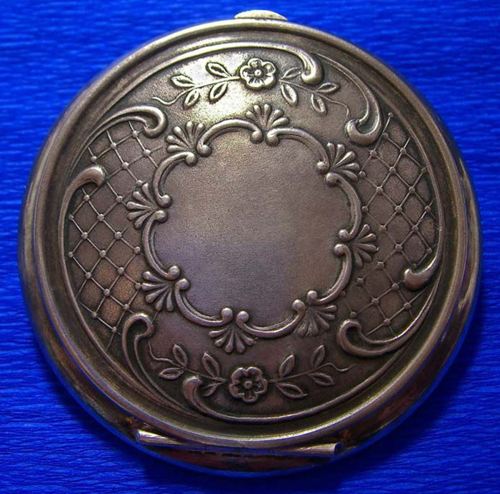 Boîte à poudre en argent