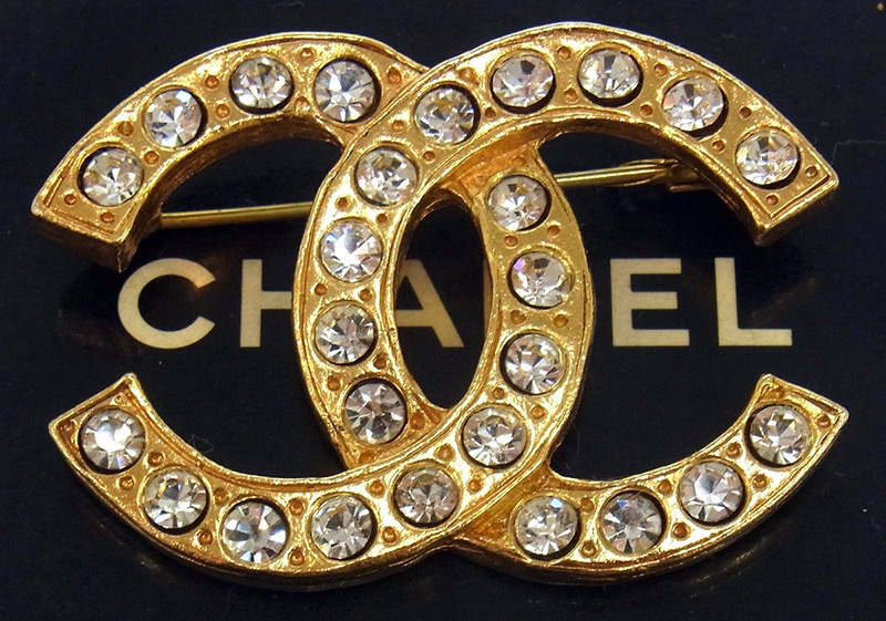 Broche pour décorer une robe du Nouvel An