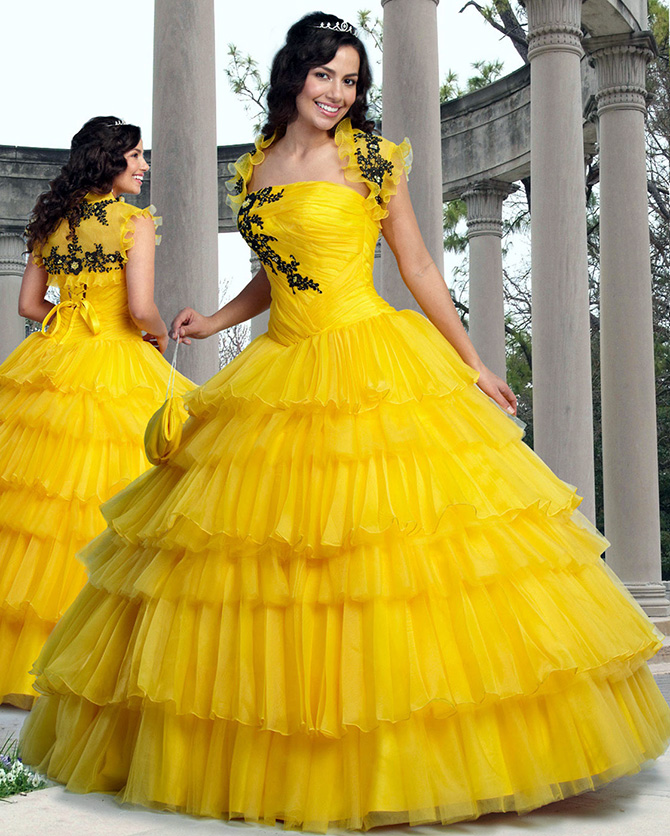 Fille heureuse en robe jaune