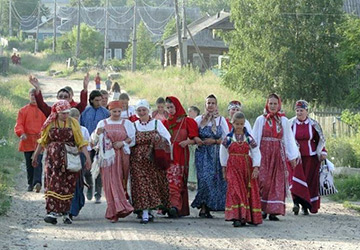 Filles russes en costume folklorique