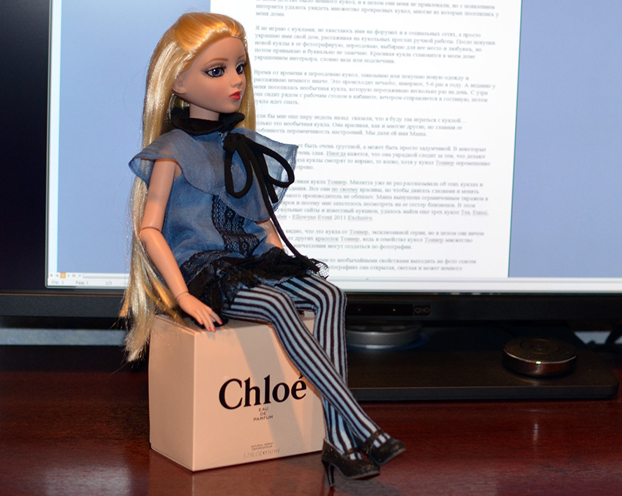 Belle poupée avec une humeur changeante