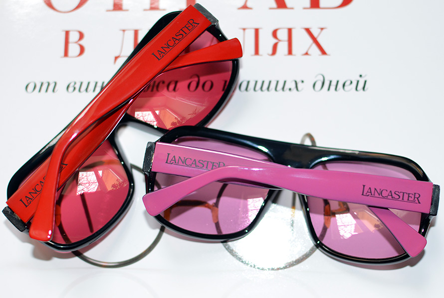 lunettes de soleil violettes rouges