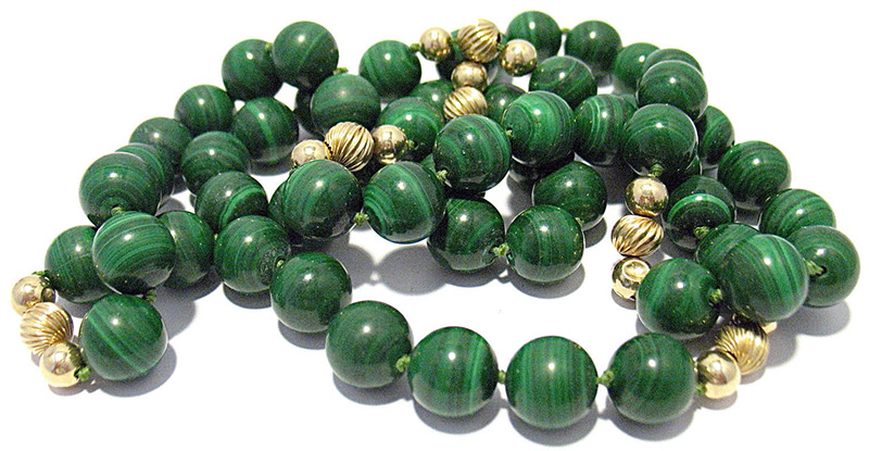 Perles en or et malachite