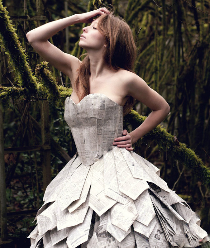 Robe en papier de journaux