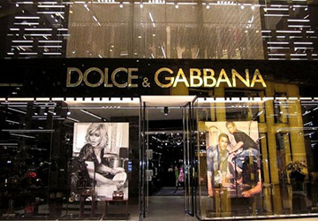 Influence des vêtements de marques de mode sur les premières impressions