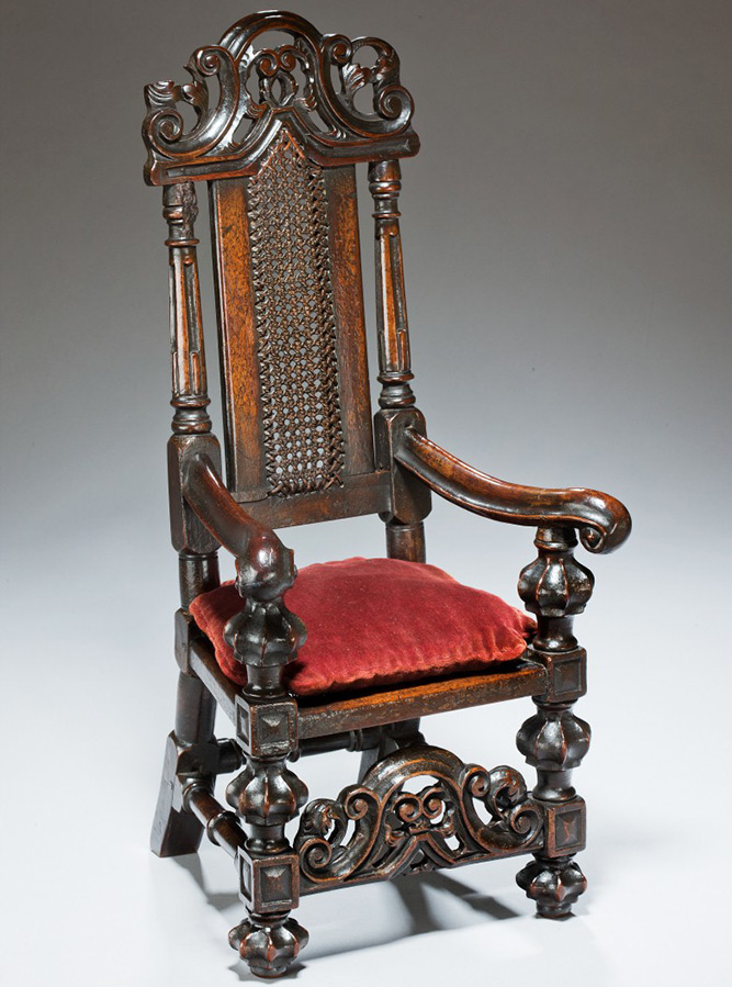 Chaise de poupée ancienne