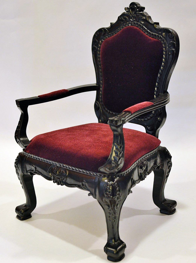 Chaise de poupée luxueuse