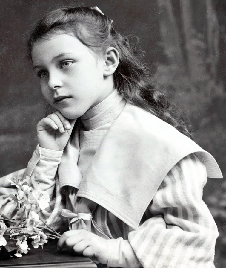 Filles et filles en photographies anciennes