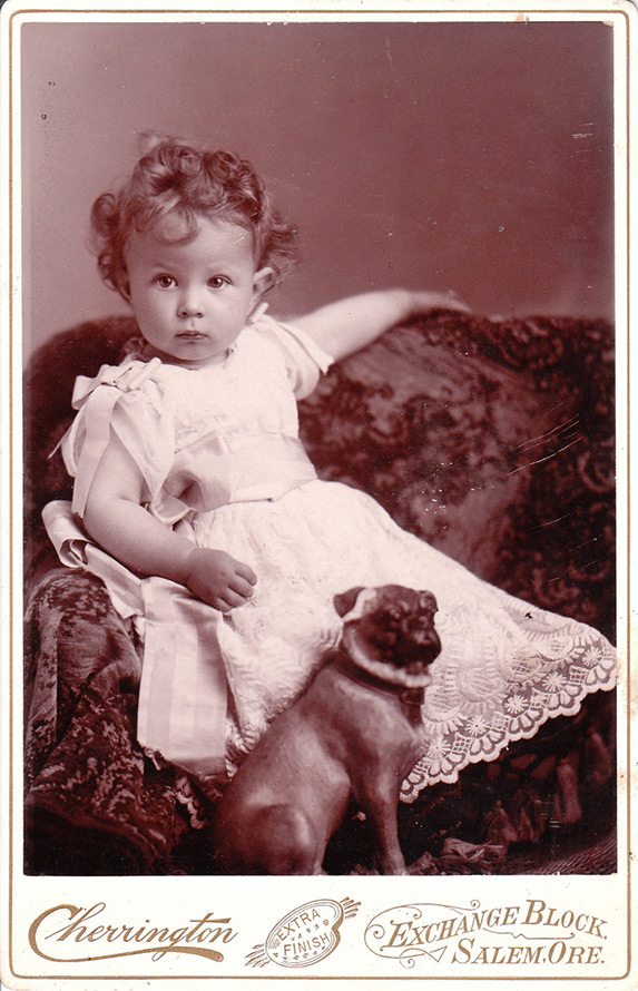 Vieille photo - une fille avec un chien