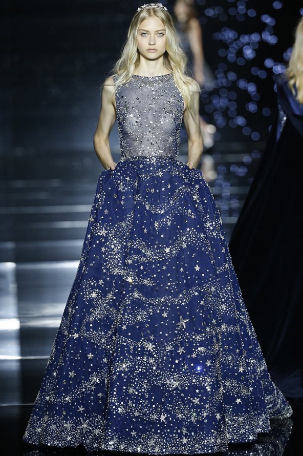 s'habille dans le style d'un conte de star