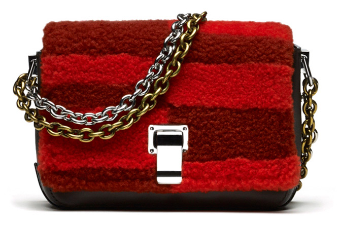 Sac à main en fourrure à la mode