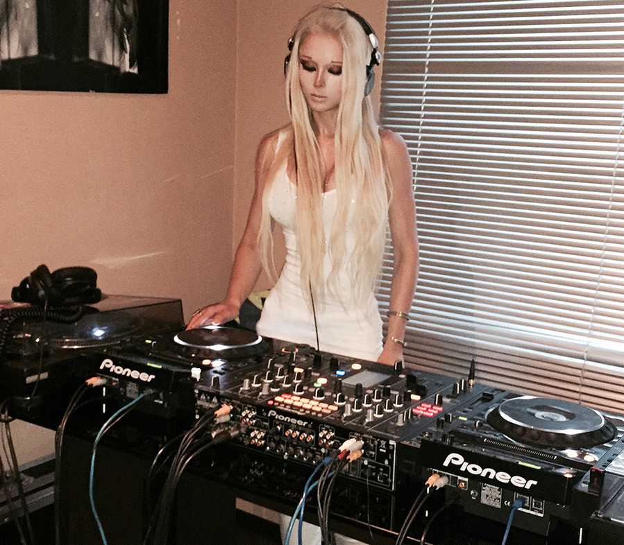 Valeria Lukyanova commence sa carrière de DJ