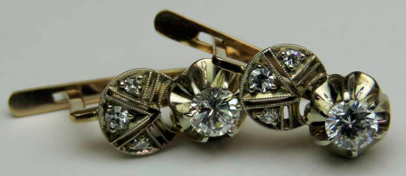 Boucles d'oreilles en or de l'URSS