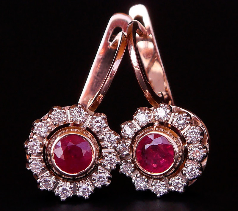 Boucles d'oreilles en or de l'URSS