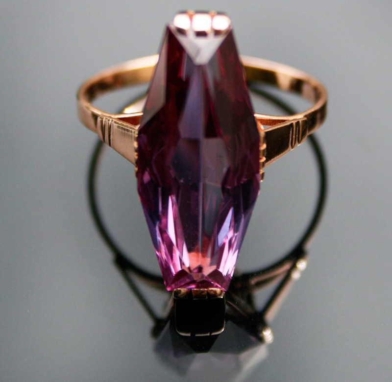 Bague en or soviétique avec une pierre