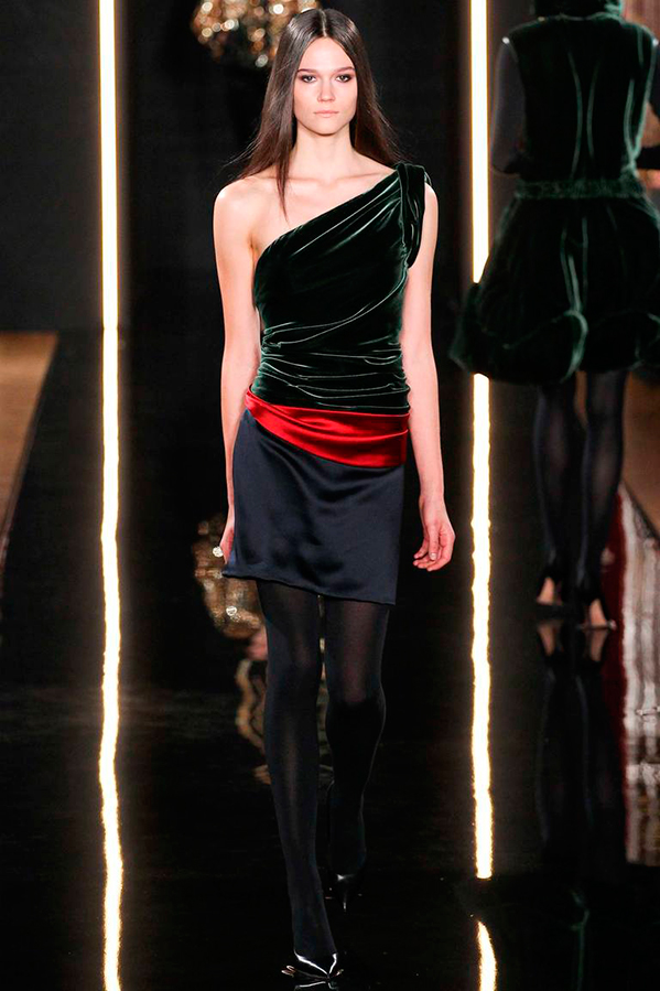 Robe sur une épaule