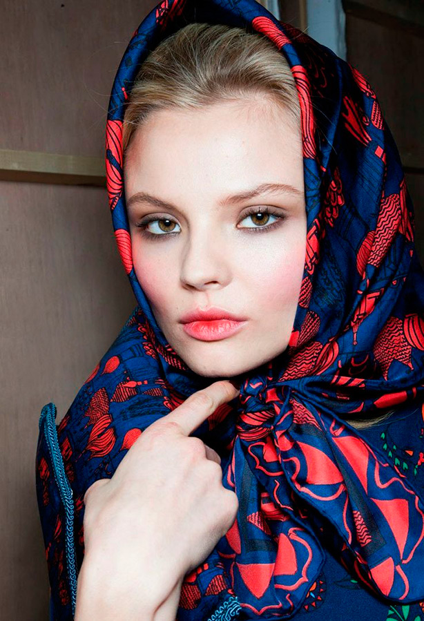 Comment nouer une écharpe pour l'empêcher de tomber