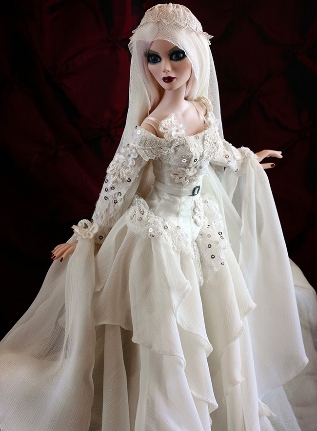 Poupée dans une robe luxueuse