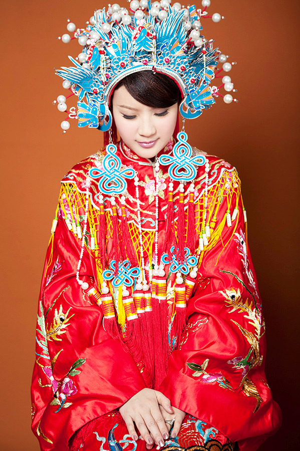 Mariée en robe traditionnelle chinoise