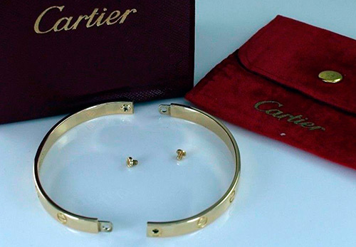 Bracelets chics en or Cartier pour les amoureux