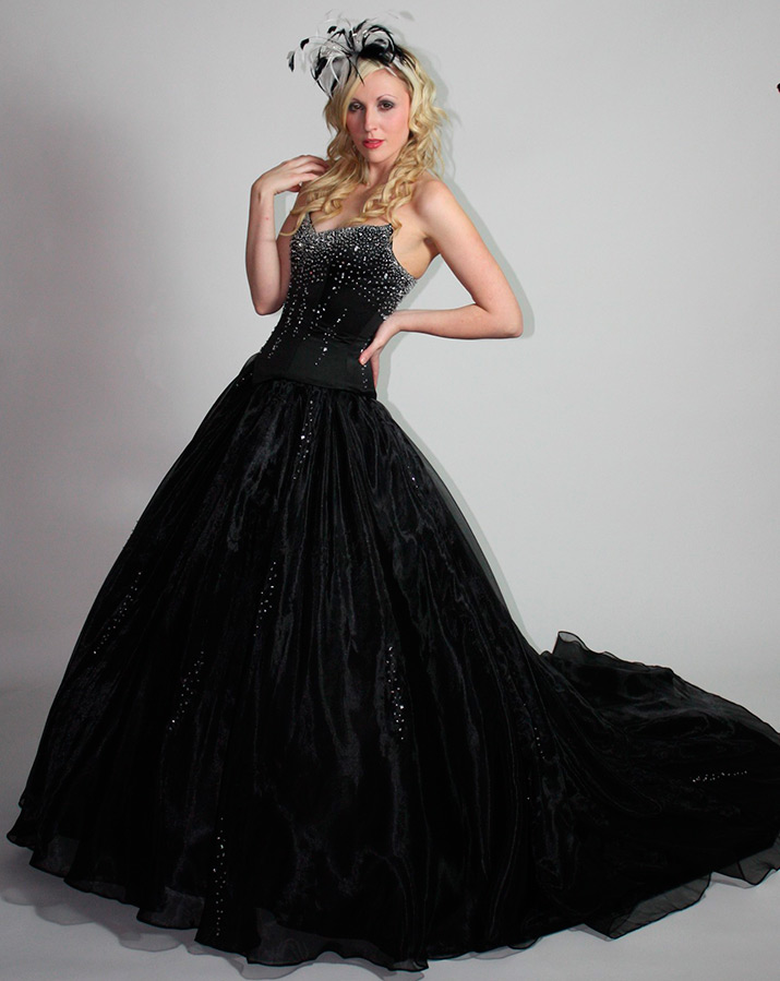 Mariée en robe noire