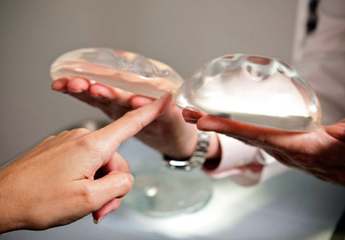 Pourquoi ça n'a plus de sens d'avoir des seins en silicone