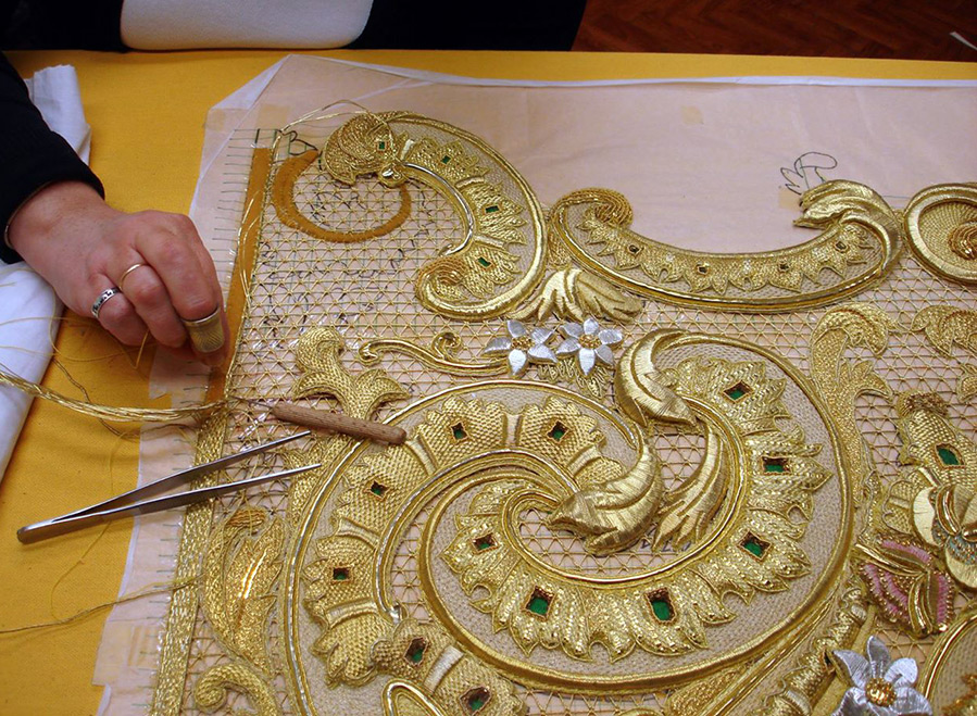 Broderie sur cordon doré