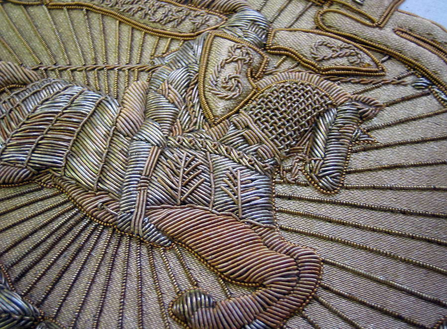 Broderie sur cordon doré