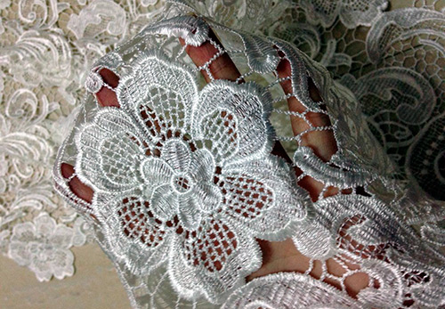 Belles robes en guipure et dentelle dans l'histoire