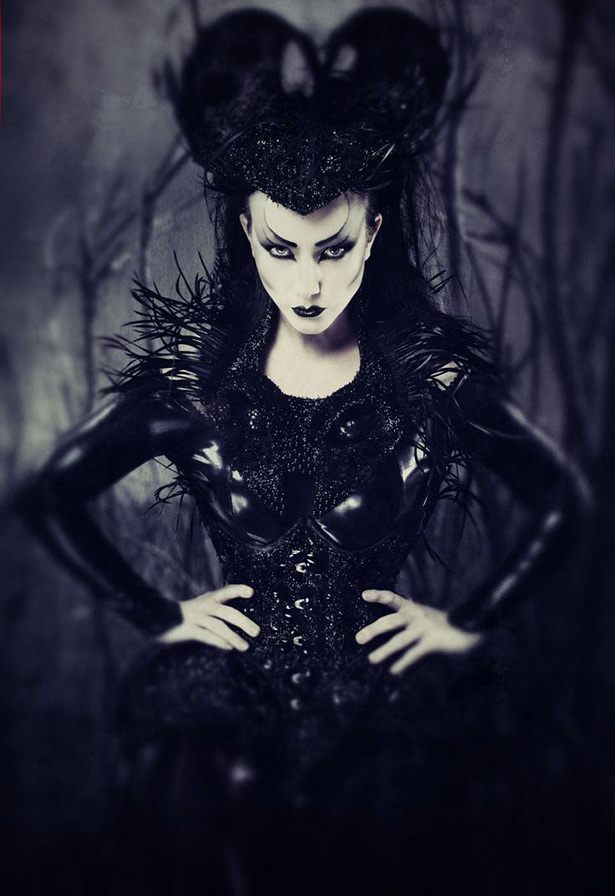 Images mystiques sombres avec une robe noire et une jupe noire