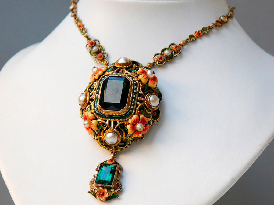 bijoux en émail d'or