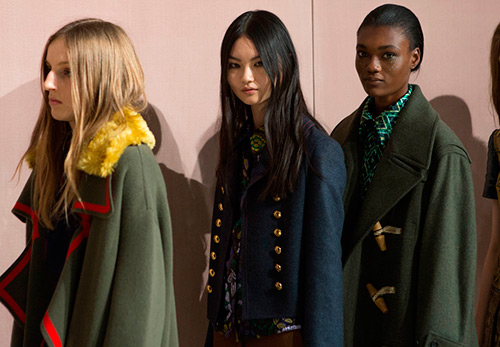 Manteau femme style militaire des collections 2025-2026