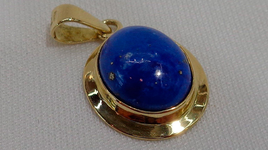 Pendentif avec lapis lazuli